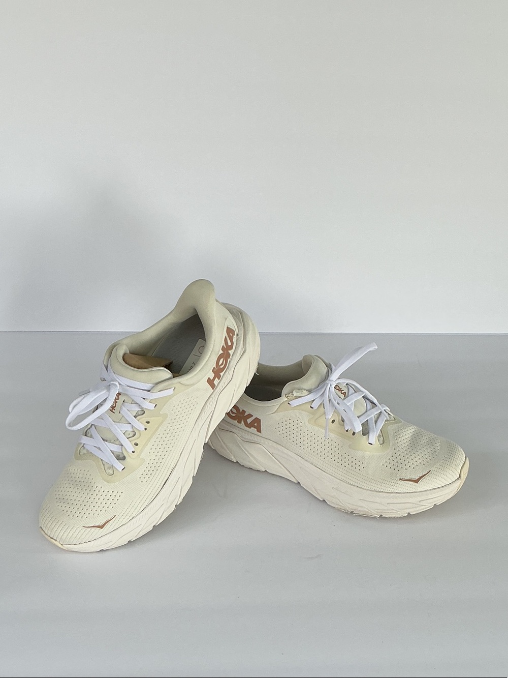 Hoka Arahi 7 Women's Cream White Athletic Sneakers with Subtle Tan Logo